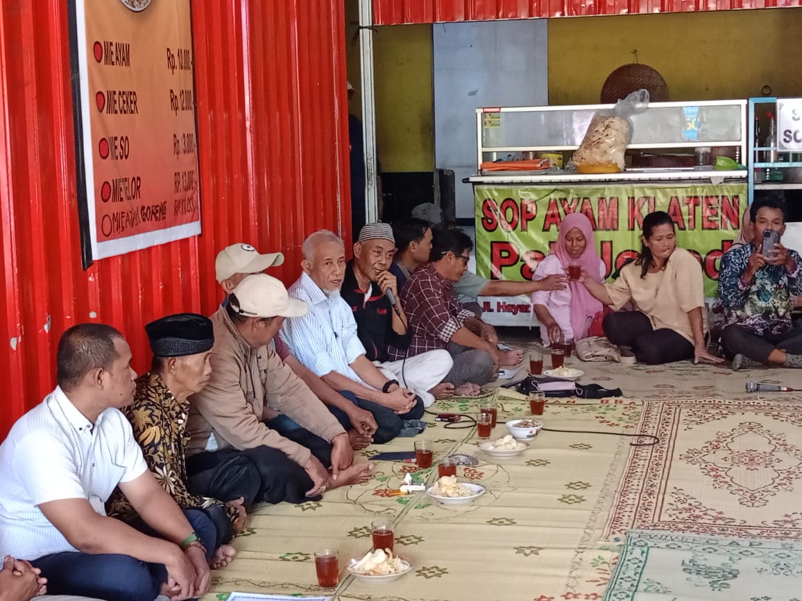 LESEHAN: Bacaleg DPR RI Dapil DIY Sri Purnomo saat berdiskusi dengan Paguyuban Lumbung Utomo di Jalan Hayam Wuruk, Senin (11/9). (Alfi Annissa Karin/Radar Jogja)