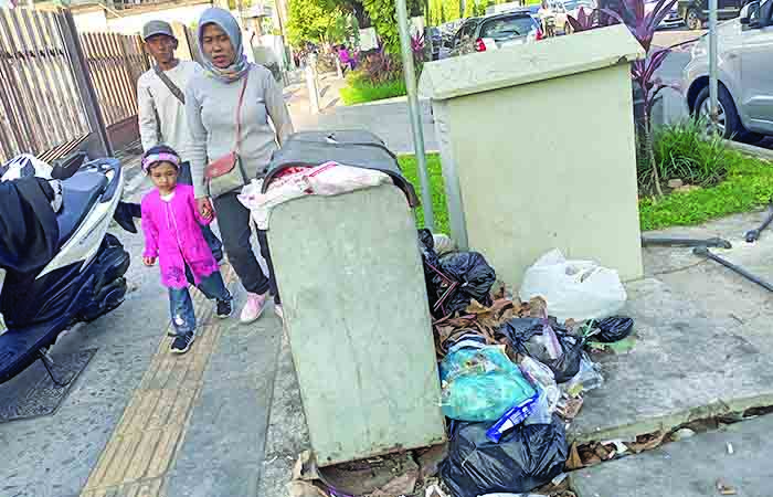 KUMUH: Tumpukan sampah terlihat di salah satu sudut Jalan Jenderal Sudirman, Kota Jogja, kemarin (11/9).&nbsp;&nbsp;