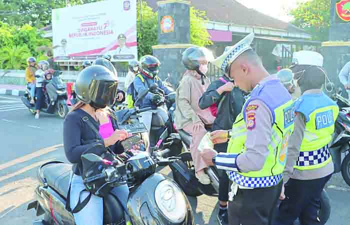 HARUS PATUH: Jajaran Polres Bantul saat melakukan tilang dan teguran kepada pengendara yang tidak mematuhi kelengkapan berkendara selama Operasi Zebra Progo 2023.