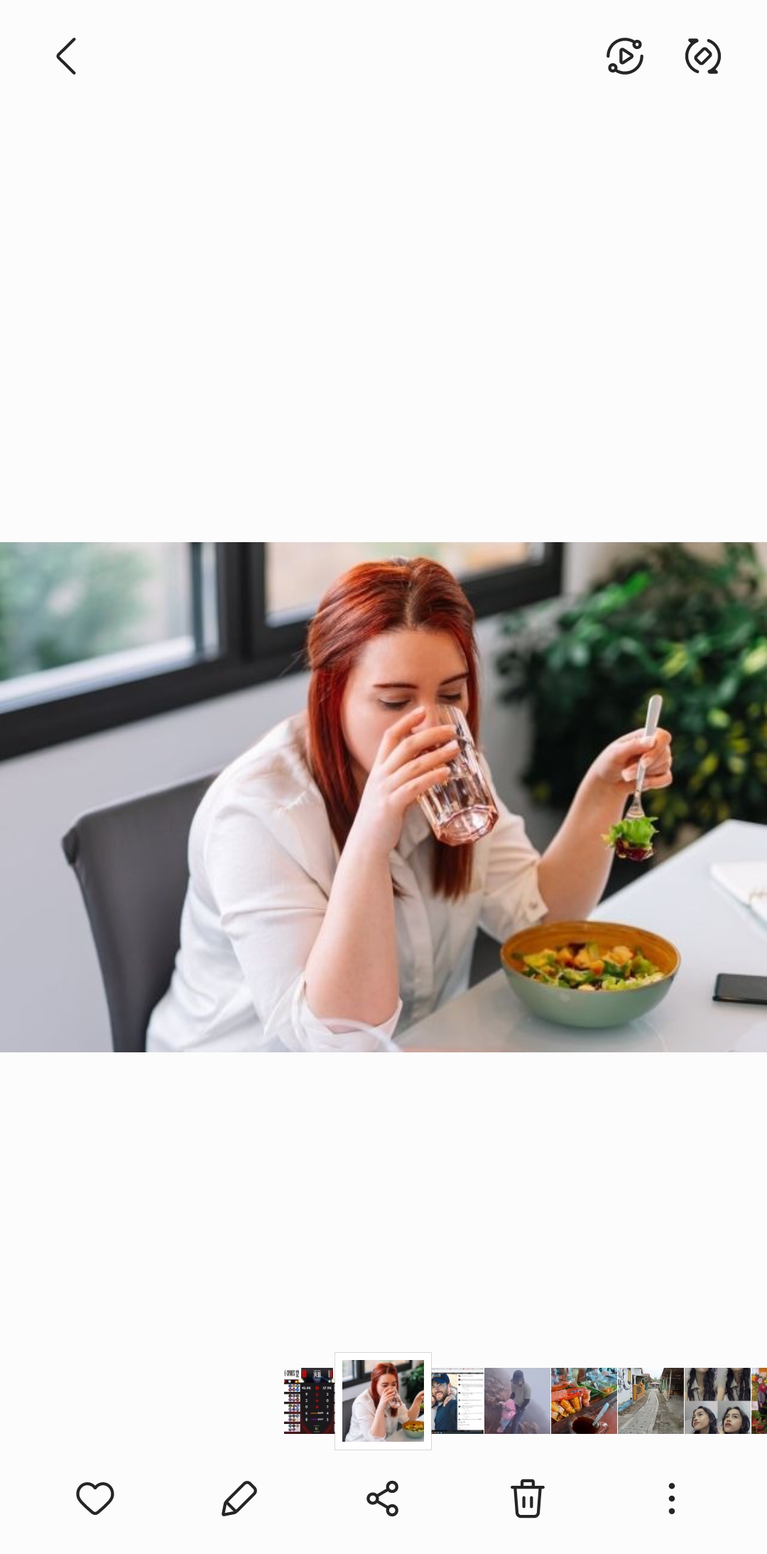 Ilustrasi seorang perempuan tengah menikmati makanannya. (Istimewa)