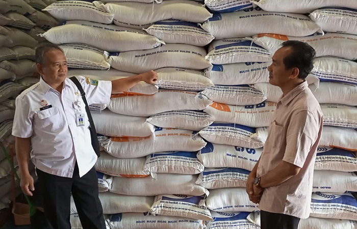 PASOKAN AMAN: Kepala Gudang Bulog Kebumen Sidik Sugiharto bersama Kabid Pengembangan Disperindag KUKM Kebumen Basori mengecek persediaan beras.