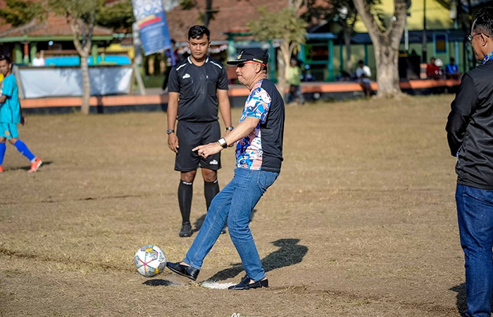 KICK OFF: Tendang bola, Bupati Purworejo buka pertandingan Liga 1 di Alun-Alun Kutoarjo. Pertandingan pembuka, Zico FC unggul 1-0 atas Bogowonto FC pada Minggu (10/9).