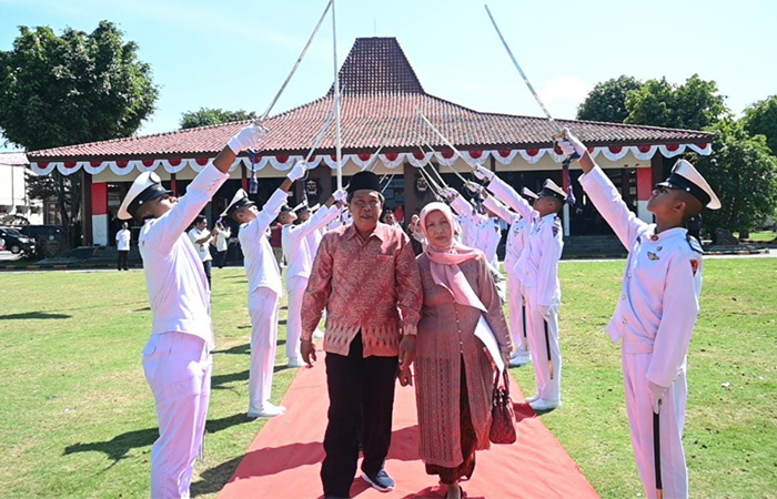 PENSIUN: Prosesi pelepasan mantan Kepala Dinsos P3A Kebumen Eko Widianto yang memasuki masa purna tugas sebagai ASN.&nbsp;