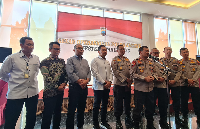 BERJAJAR: Kapolda Jawa Tengah didampingi Waka Polda Jawa Tengah dan jajarannya saat memberikan penjelasan kepada awak media soal gelar operasional tingkat Polda Jawa Tengah, Senin (11/9).&nbsp;