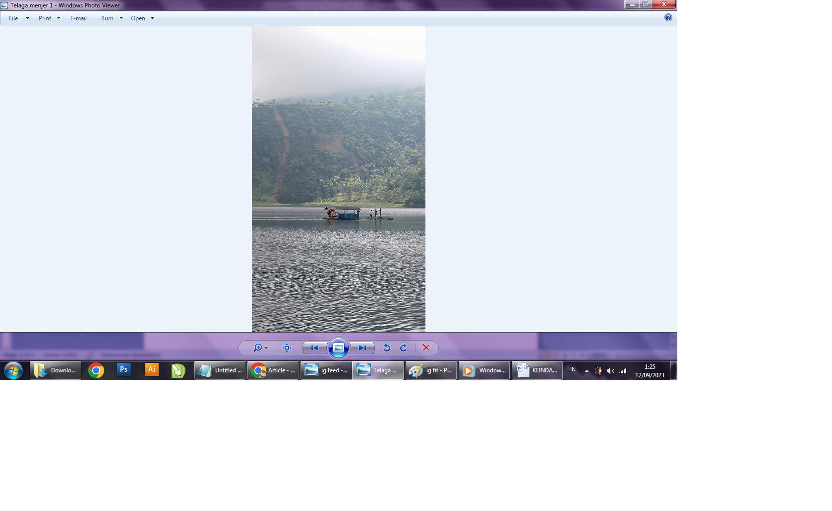 MOLEK: Kapal pengangkut wisatawan mengarungi indahnya Telaga Menjer, Dieng, Kabupaten Wonosobo, Jawa Tengah. (Dok pribadi Putri Hanna Faridah)