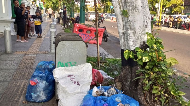 KOTOR: Tumpukan sampah di salah satu sudut Jalan Jenderal Sudirman, Kota Jogja, Senin (11/9). (Guntur Aga Tirtana/Radar Jogja)