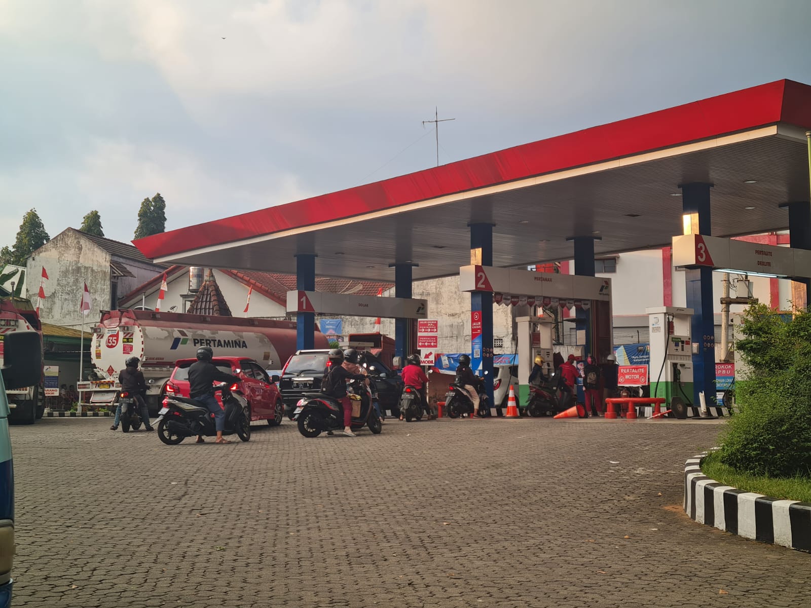 ANTRE: Para pengemudi tampak mengantre di SPBU Pakelan. Pertamina saat ini tengah mengkaji peningkatan kadar Pertalite atau RON 90 menjadi Pertamax Green 92 atau RON 92. (Naila Nihayah/Radar Jogja)