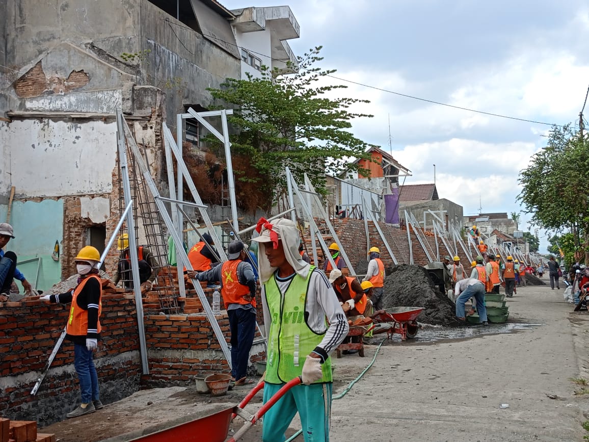 DISUWUN: Proses pembangunan revitalisasi beteng, Selasa (12/9). (Alfi Annissa Karin/Radar Jogja)