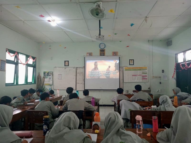 SERAP ILMU: Siswa MTsN 9 Bantul mengikuti pelajaran melalui tayangan Youtube. (Dok MTsN 9 Bantul)
