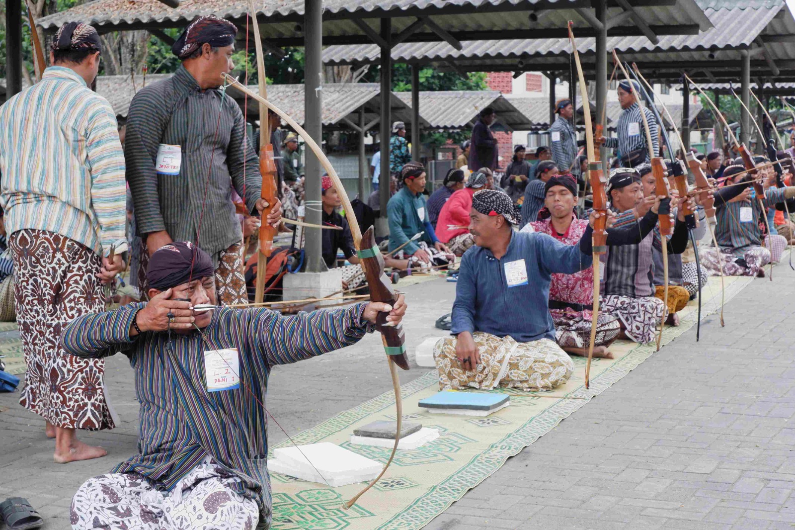 JEMPARINGAN: Universitas Atma Jaya Yogyakarta (UAJY) mengadakan Lomba Jemparingan Mataraman yang merupakan salah satu rangkaian acara Dies Natalis Ke-58 UAJY. (UAJY FOR RADAR JOGJA)