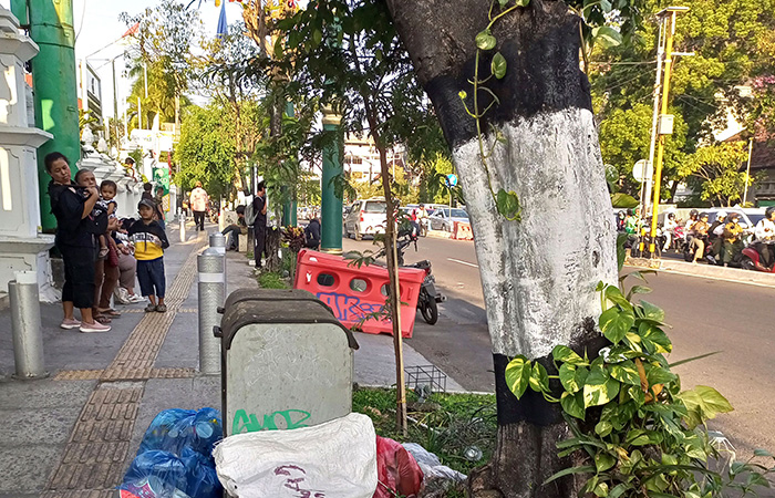 SEMBARANGAN: Tumpukan sampah terlihat di salah satu sudut Jalan Jenderal Sudirman, Kota Jogja, Senin (11/9/23).