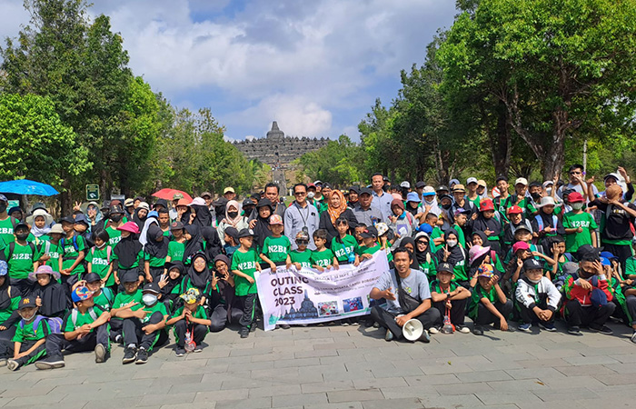 KENALKAN SEJARAH: Para siswa-siswi SLBN 2 Bantul berkesempatan untuk melukis Candi Borobudur saat kunjungannya, Selasa (12/9).Naila Nihayah/Radar Jogja