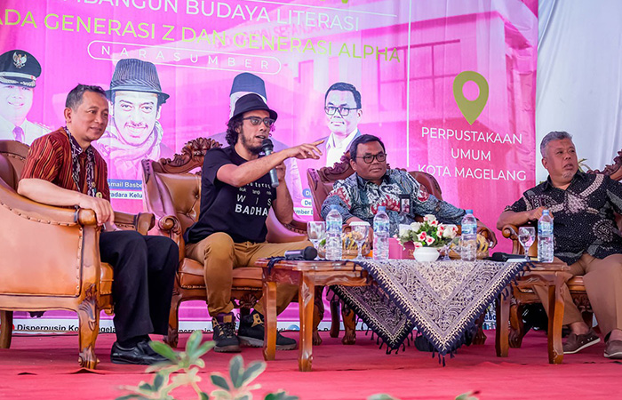 DIALOG: Disperpusip menggandeng sineas Ismail Basbeth untuk mengisi talkshow &lsquo;membangun budaya literasi pada generasi Z dan generasi Alpha di halaman Perpustakaan Umum Kota Magelang, Selasa (12/9).