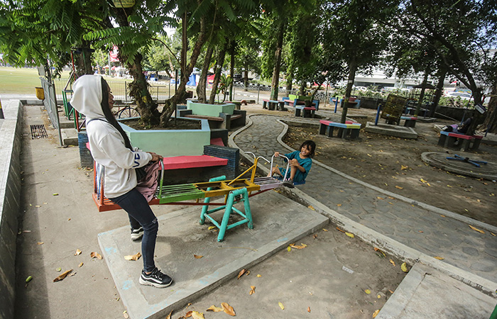 TERKENDALA: Warga beraktivitas saat sore hari di kawasan Taman Denggung Selasa (12/9/23).