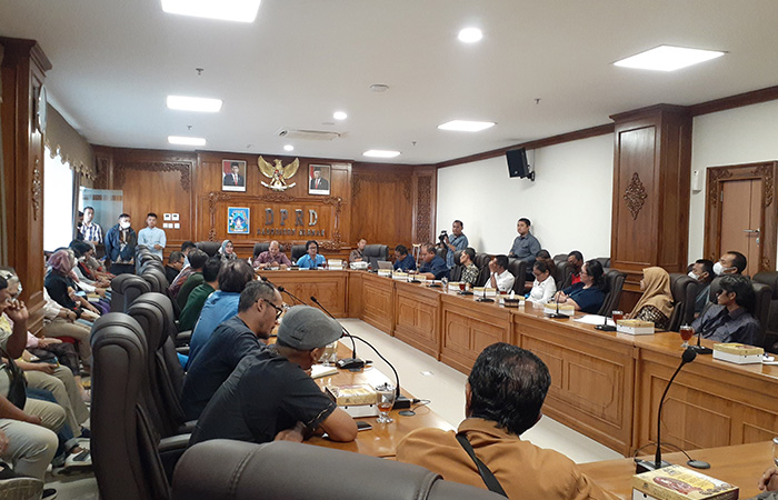 SAMPAIKAN ASPIRASI:&nbsp;Suasana audiensi warga penghuni perumahan MPR yang turut dihadiri oleh PT SPS, PDAM Sleman, dan anggota DPRD Sleman Selasa (12/9).IWAN NURWANTO/RADAR JOGJA