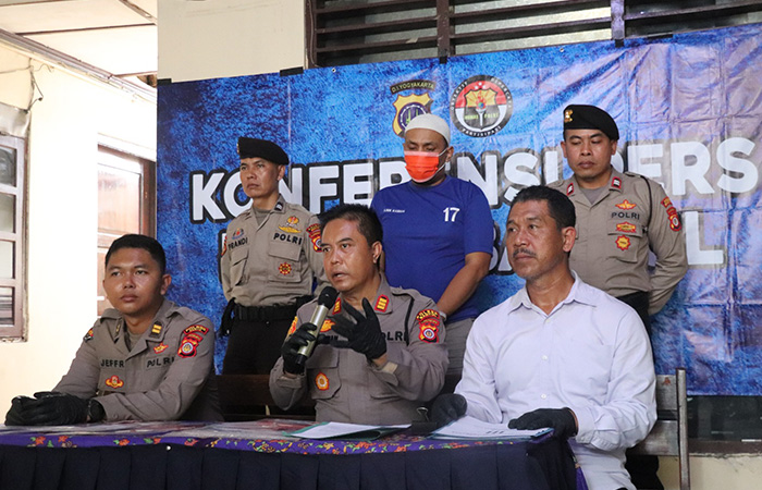 INI LHO: Jajaran Polsek Kasihan saat menunjukkan barang bukti dan menghadirkan tersangka penipuan atau penggelapan di Mapolsek Kasihan Senin (11/9/2023).GREGORIUS BRAMANTYO/RADAR JOGJA&nbsp;