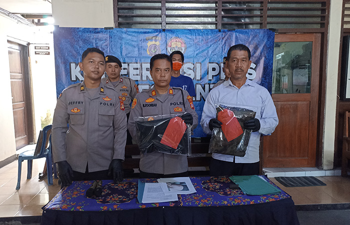 BERHASIL DICOKOK: Jajaran Polsek Kasihan menunjukkan barang bukti dan menghadirkan tersangka penganiayaan di Mapolsek Kasihan.GREGORIUS BRAMANTYO/RADAR JOGJA&nbsp;