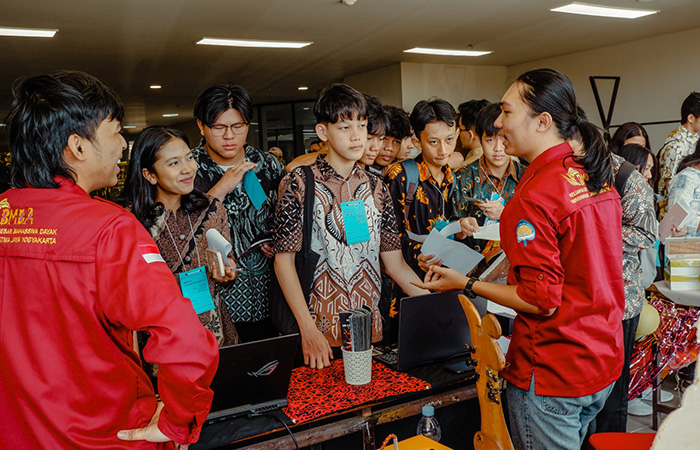 ANTUSIAS: Para mahasiswa baru UAJY mengikuti penyelenggaraan UKM dan Komunitas Fair sebagai upaya peningkatan minat dan bakat mereka.Dokumentasi Humas UAJY