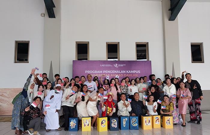 SEMANGAT: Sejumlah mahasiswa asing Universitas Ahmad Dahlan (UAD) saat mengikuti Pengenalan Kampus (P2K) 2023 UAD di Gedung JEC, Selasa (12/9/23).Wulan Yanuarwati/Radar Jogja