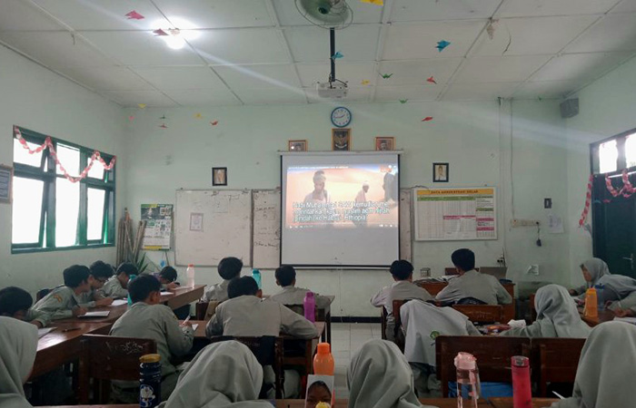 INOVATIF: Siswa MTsN 9 Bantul saat belajar Sejarah Kebudayan Islam (SKI) melalui YouTube di kelas. Cara ini diklaim, pelajaran yang disampaikan lebih mudah diterima siswa.Dokumentasi MTsN 9 Bantul