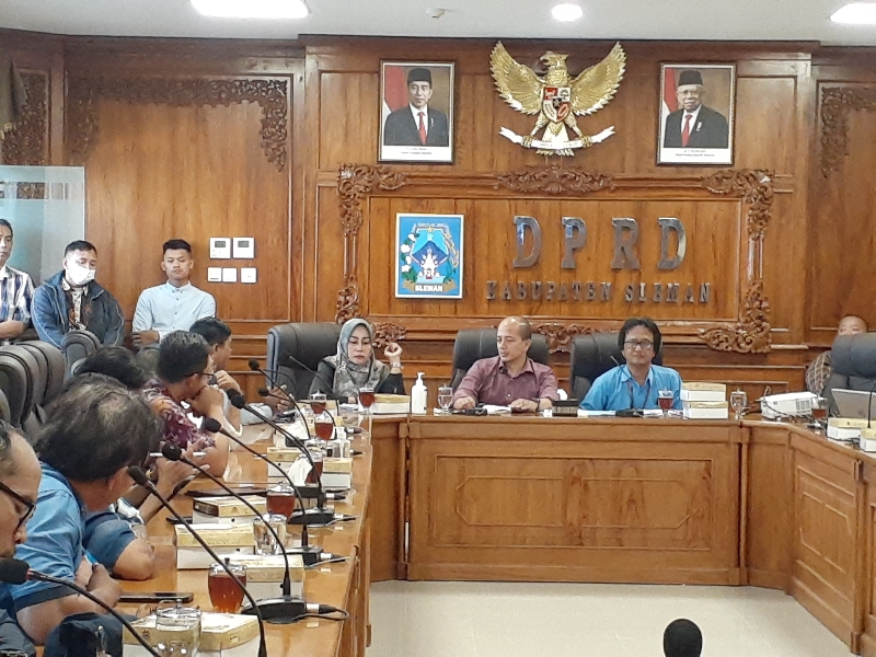 BANTU: Suasana audiensi warga penghuni perumahan MPR yang turut dihadiri oleh PT SPS, PDAM Sleman, dan anggota DPRD Sleman pada Selasa (12/9). (IWAN NURWANTO/RADAR JOGJA)