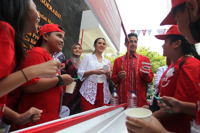 BERSIH: Brand ambassador Pepsodent Raisa Andriana dan Hamish Daud saat pembukaan acara Peringatan Bulan Kesehatan Gigi Nasional 2023 di FKG UGM, Selasa (12/9/2023). (Guntur Aga Tirtana/Radar Jogja)
