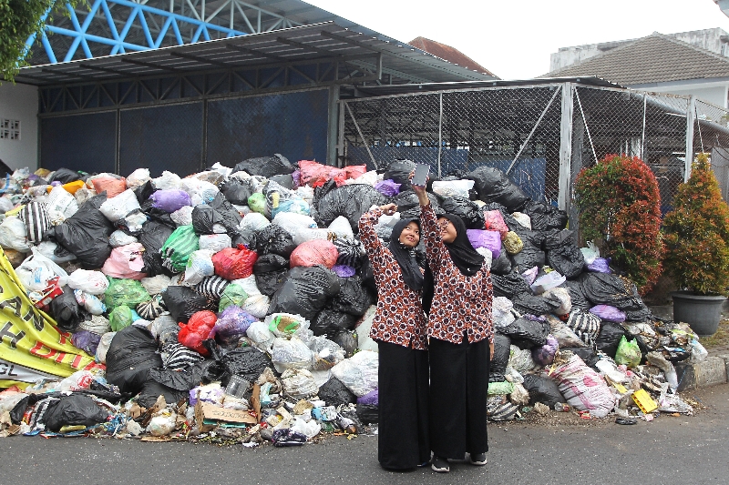 TERLALU: Tumpukan sampah yang terjadi akibat masyatakat kesulitan membuang sampah. (Guntur Aga Tirtana/Radar Jogja)