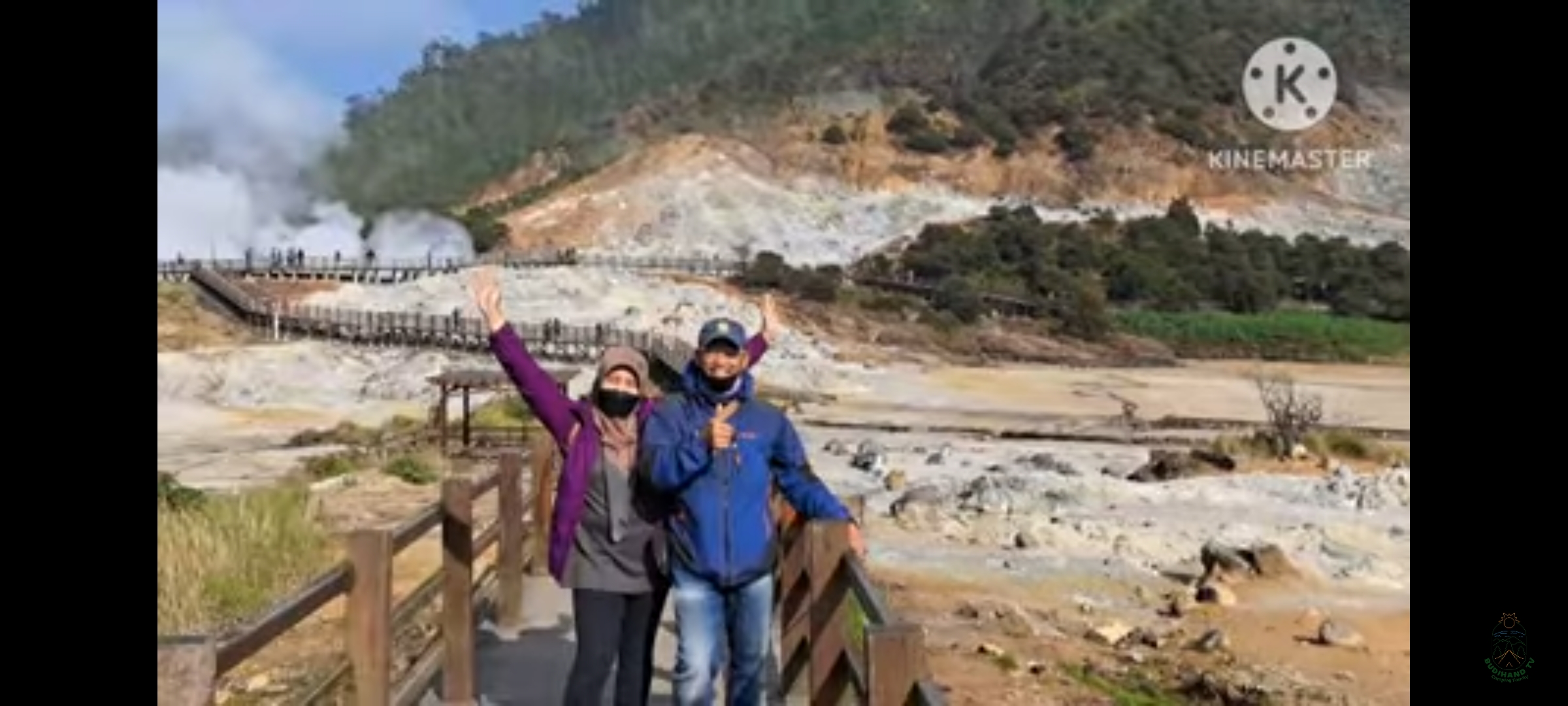 Pengunjung mengabadikan momen di dataran tinggi Dieng. (Budihand TV)