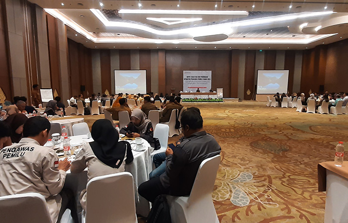 HARUS NETRAL &ndash; Sejumlah peserta asik memainkan ponsel di sela rapat Fasilitasi dan Pembinaan Aparatur Pengawas Pemilu di Hotel Santika Kalurahan Logandeng, Playen, Selasa (12/9).GUNAWAN/Radar Jogja