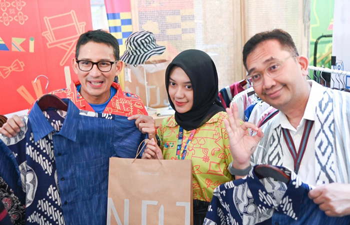 MENDESAIN SENDIRI: Owner NDJ batik Nabila Nur Dwijayanti menunjukkan koleksi produk-produk hasil desainnya.Fahmi Fahriza/Radar Jogja