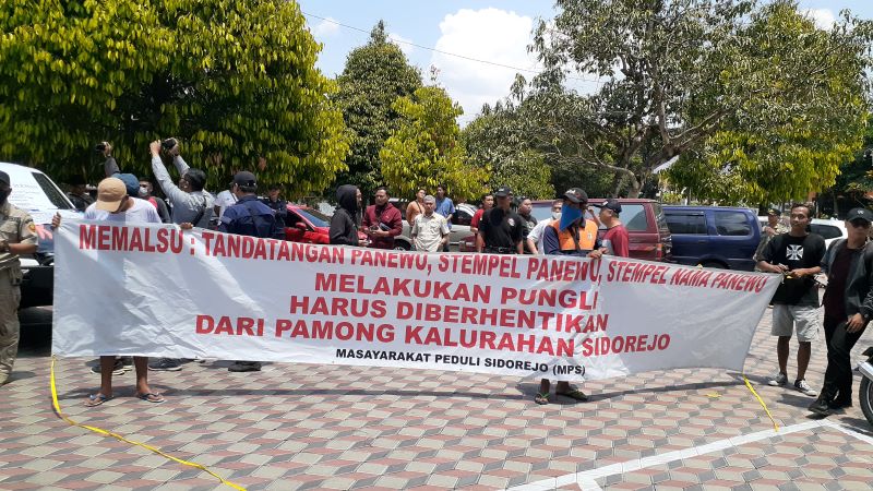 TUNTUTAN WARGA : Suasana saat massa Masyarakat Peduli Sidorejo mendatangi kantor Bupati Sleman pada Rabu (13/9). FOTO// IWAN NURWANTO