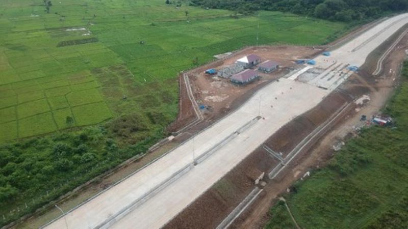 Permintaan Warga Terkait Gundukan Tanah Sisa Proyek Jalan Tol Padang-Sicincin. (ANTARA FOTO/Iggoy el Fitra).
