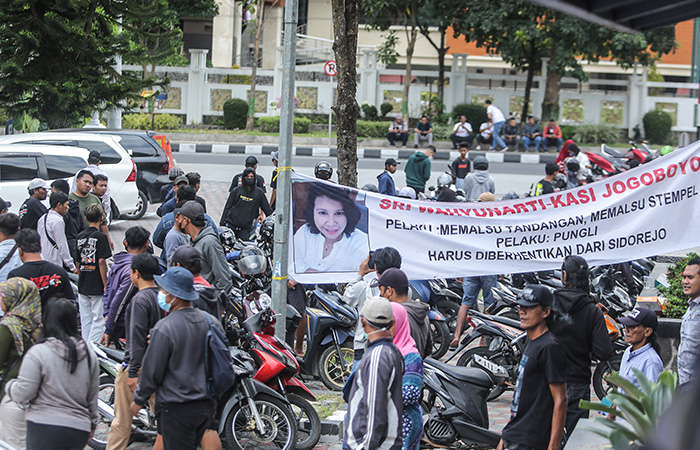 AKSI LANJUTAN:&nbsp;Warga Sidorejo mendatangi Kantor Bupati untuk menyampaikan aspirasi Rabu (13/9/23). Warga menuntut untuk memberhentikan Jogoboyo Sidorejo, Godean, Sleman Sri Wahyunarti.