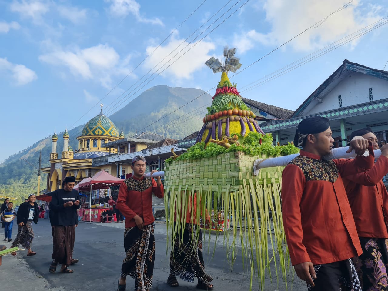 MERIAH: Setiap tahun, tradisi saparan atau merti dusun masyarakat Lereng Gunung Andong ini digelar layaknya tasyakuran besar-besaran.
