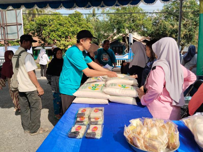 RAMAI : Suasana pasar murah di Kecamatan Banyuurip pada Rabu (13/9) ramai dikunjungi warga. JIHAN ARON VAHERA/RADAR PURWOREJO