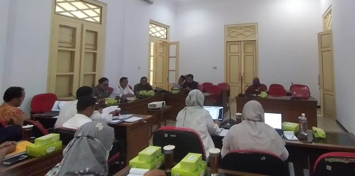 KASUS SELINGKUH: Audiensi berlangsung tertutup dipimpin oleh Ketua DPRD Gunungkidul Endah Subekti Kuntariningsih, Wakil Ketua Suharno, dan anggota Komisi A. (Gunawan/Radar Jogja)