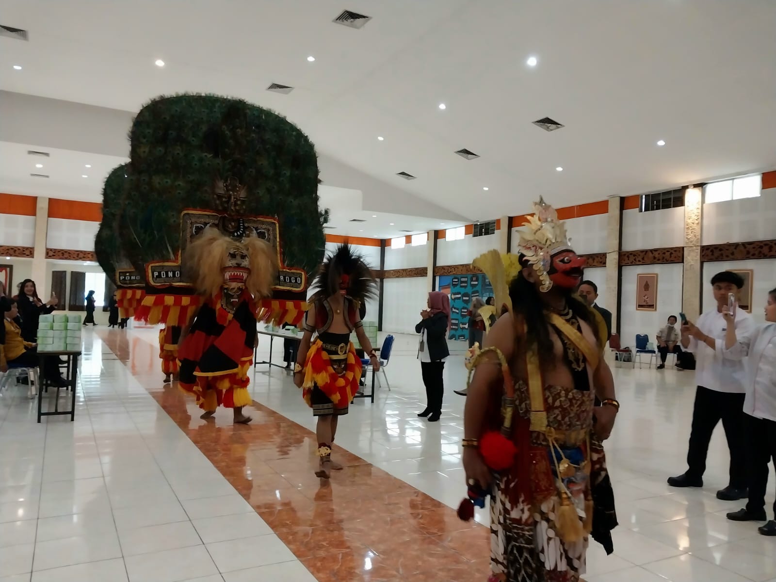 INOVATOR: Acara Dies Natalis Stipram Jogja ke-22 tahun menghadirkan Tarian Reog yang menggambarkan persatuan dan kerjasama di Gedung Stipram Jogja, Rabu (13/9/2023). (Wulan Yanuarwati/Radar Jogja)