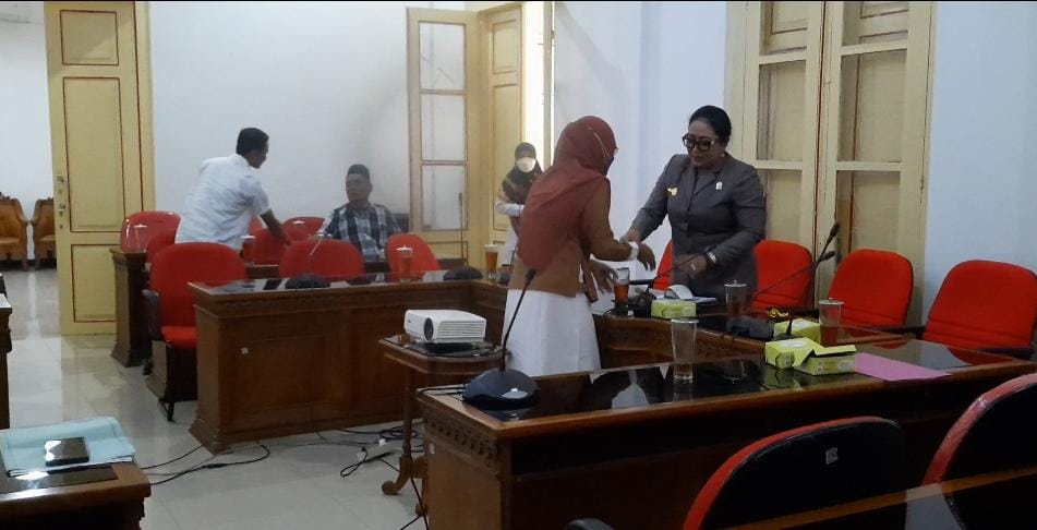 SALAMAN: Inisial H eks PNS Pemkab Gunungkidul saat bertemu dengan Ketua DPRD Gunungkidul Endah akhir Subekti Kuntariningsih. (GUNAWAN/RADAR JOGJA)