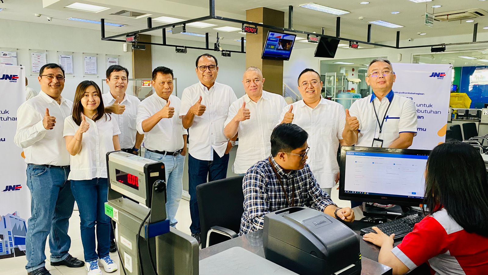 SINERGI: Moxa dan FIFGROUP bersinergi dengan T Tiki Jalur Nugraha Ekakurir (JNE Express) dan JNEI PTE dalam upaya peningkatan inklusi keuangan. (ISTIMEWA)