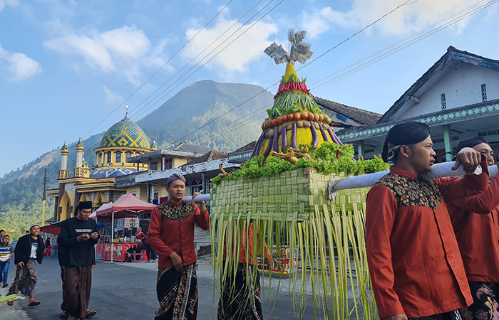 MERIAH: Setiap tahun, tradisi saparan atau merti dusun masyarakat Lereng Gunung Andong ini digelar layaknya tasyakuran besar-besaran.Naila Nihayah/Radar Jogja