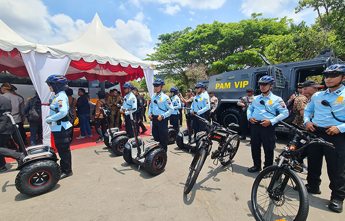 TAMBAH ARMADA: Kabaharkam meninjau beberapa armada yang nantinya disiagakan untuk mengamankan beberapa destinasi pariwisata super prioritas (DPSP).&nbsp;Naila Nihayah/Radar Jogja