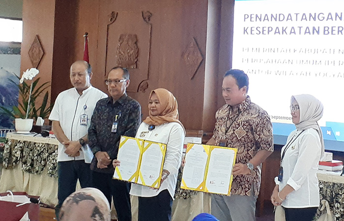 MOU:&nbsp;Suasana penandatanganan kerja sama antara Bupati Sleman Kustini Sri Purnomo dengan Bulog Kanwil DIJ di Pemkab Sleman terkait ketersediaan beras untuk pasar murah Rabu (13/9/23).