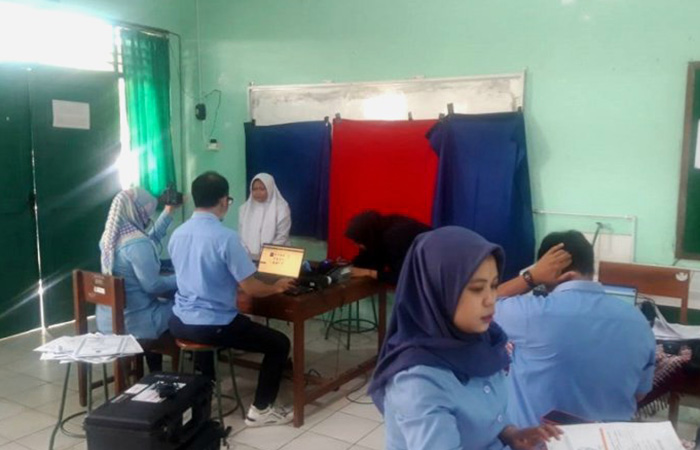 PRAKTIS: Siswa MAN 5 Sleman mengikuti perekana e-KTP di sekolah untuk mendukuung Gerakan Indonesia Sadar Administrasi (GISA).Dokumentasi MAN 5 Sleman