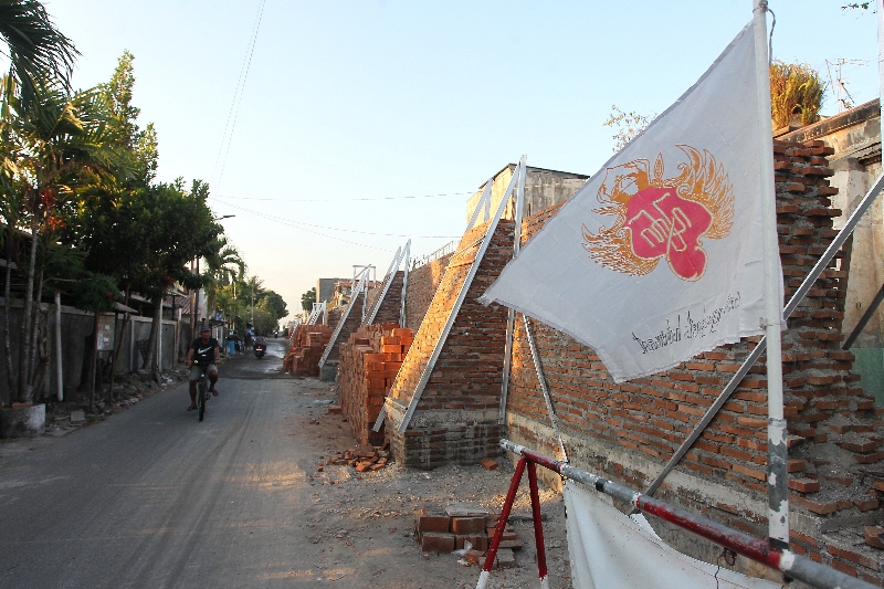 RENOVASI: Bendera bergambar logo Keraton Jogja di lokasi revitalisasi beteng Keraton Jogja Selasa (12/9). (Guntur Aga Tirtana/Radar Jogja)