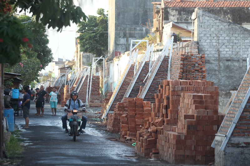 REVITALISASI: Tumpukan batu bata untuk proyek revitalisasi beteng Keraton Jogja. (Guntur Aga Tirtana/Radar Jogja)