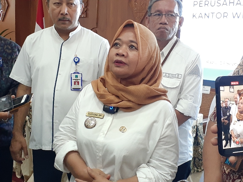 NETRAL: Bupati Sleman Kustini Sri Purnomo. (IWAN NURWANTO/RADAR JOGJA)
