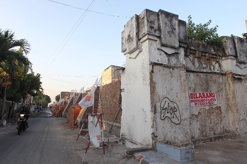 Pengguna jalan melintas di dekat proyek revitalisasi benteng Keraton Jogja di Jalan Suryomentaraman Wetan dan Plengkung Madyasura Kota Jogja (12/9). (Guntur Aga Tirtana/Radar Jogja)