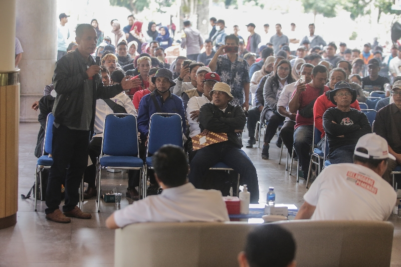 JUJUR: Warga Kalurahan Sidorejo, Godean, Sleman mendatangi kantor Bupati Sleman Rabu (13/9). (Elang Kharisma Dewangga/Radar Jogja)