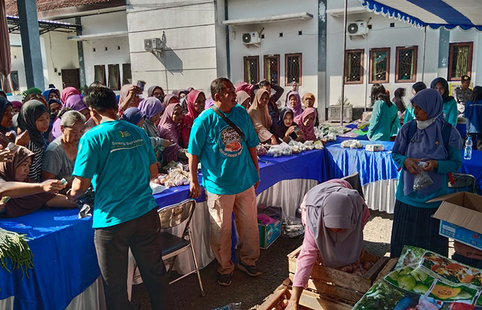 RAMAI PEMBELI: Suasana pasar murah di Kecamatan Banyuurip pada Rabu (13/9) ramai dikunjungi warga.JIHAN ARON VAHERA/RADAR PURWOREJO