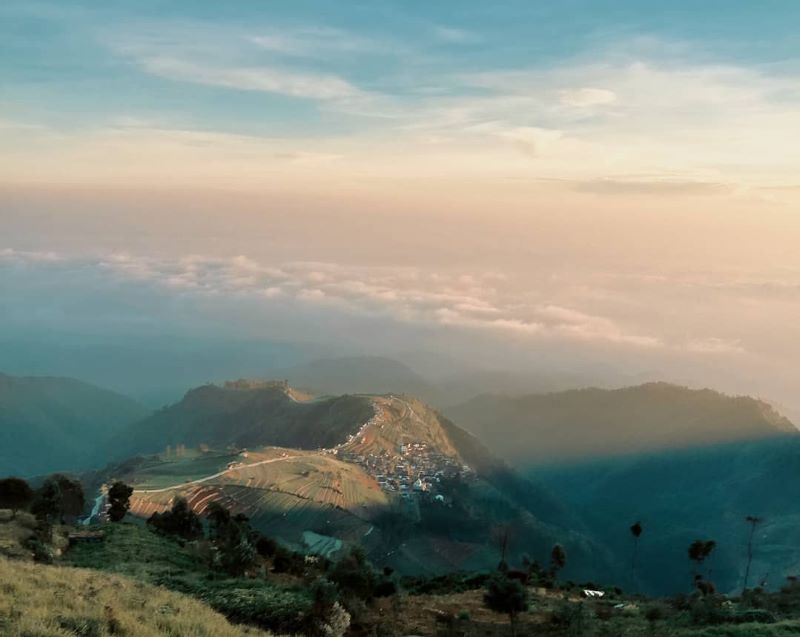 Jalur Pawuhan yang terlihat dari bukit sipandu (Sumber: Instagram bukit_sipandu)